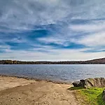 Tree-Lined Pocono Lake Retreat Walk To Beaches!
