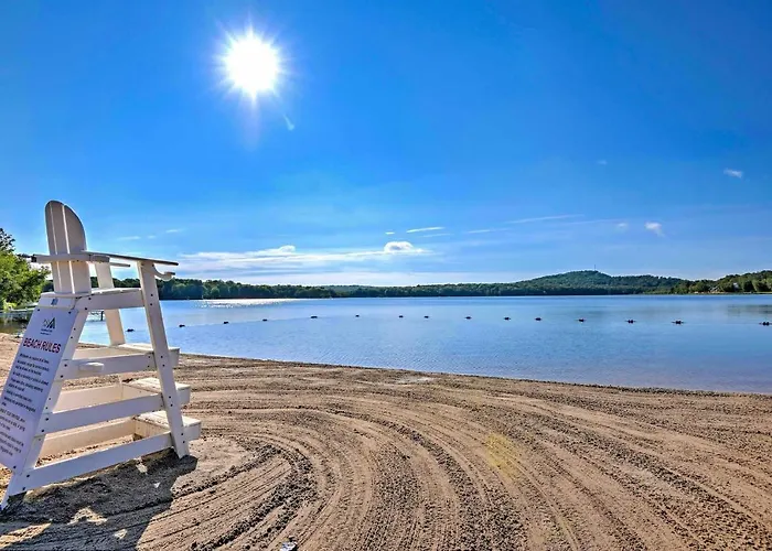 Tree-Lined Pocono Lake Retreat Walk To Beaches!