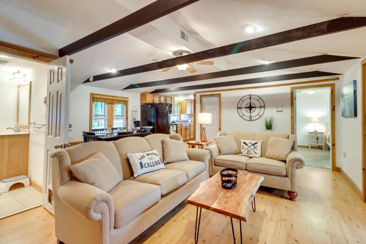 Tree-lined Pocono Retreat Walk To Beaches! Holiday home Pocono Lake