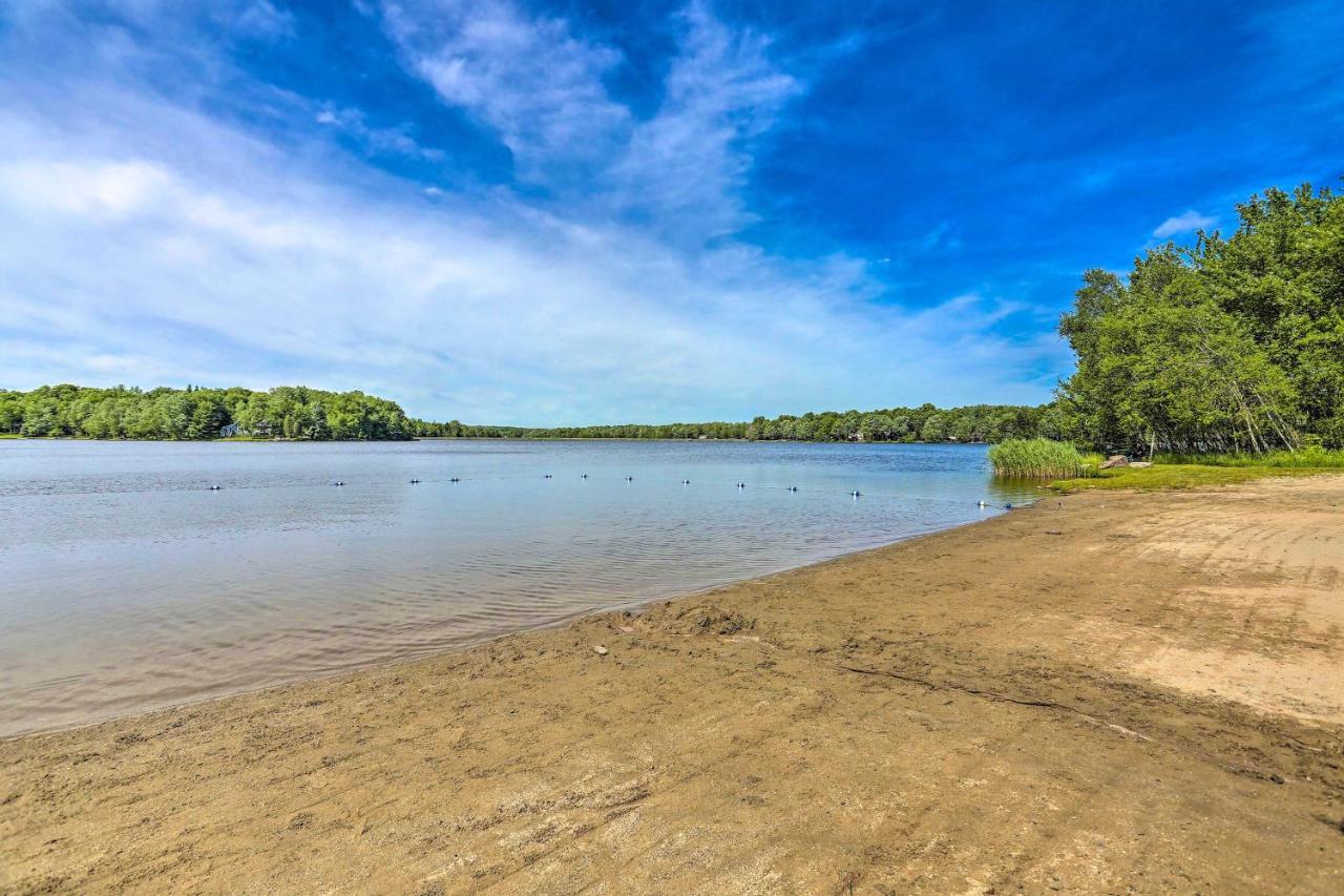 Tree-lined Pocono Retreat Walk To Beaches! *