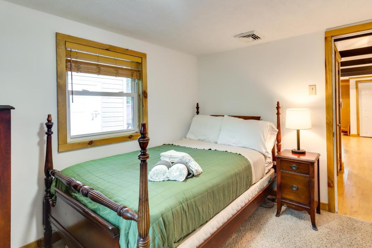 Tree-lined Pocono Retreat Walk To Beaches! * Pocono Lake
