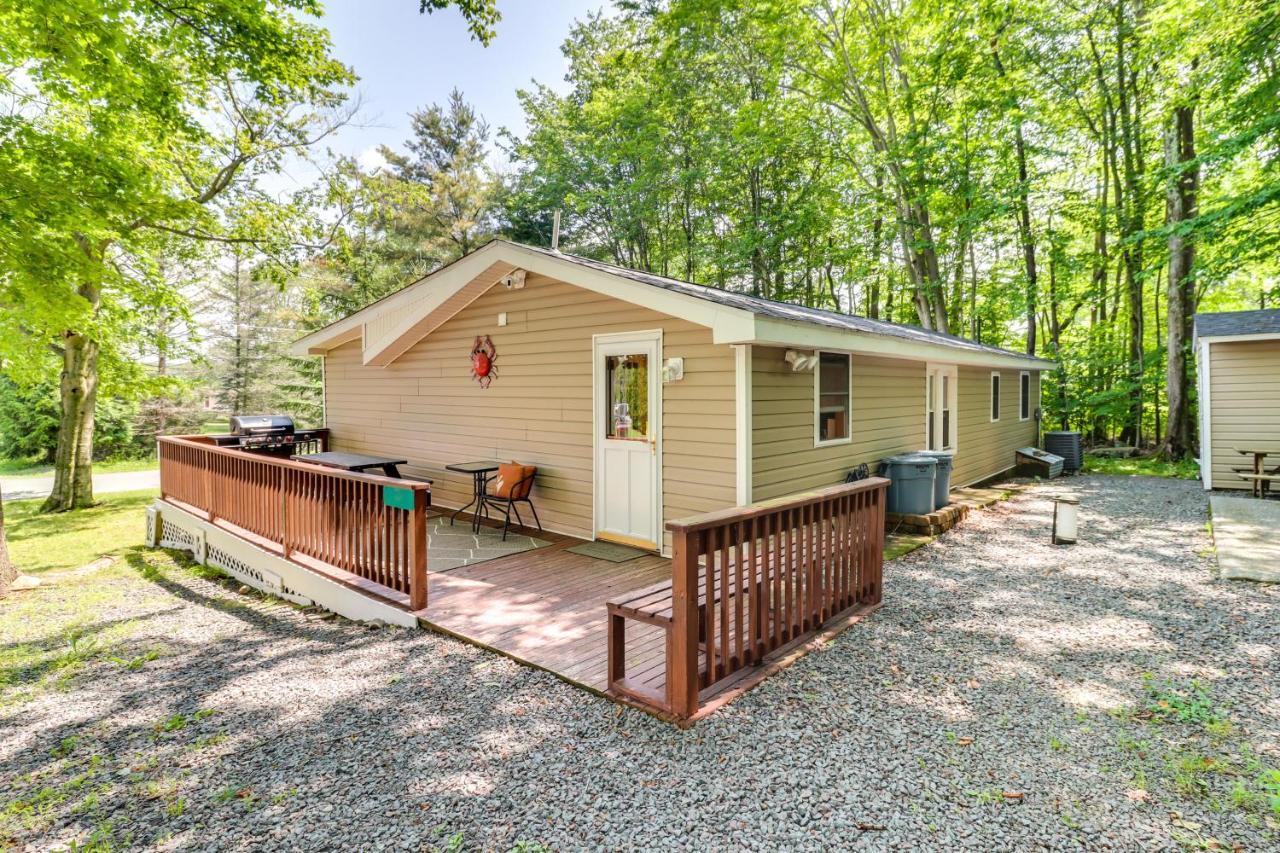 Tree-lined Pocono Retreat Walk To Beaches!