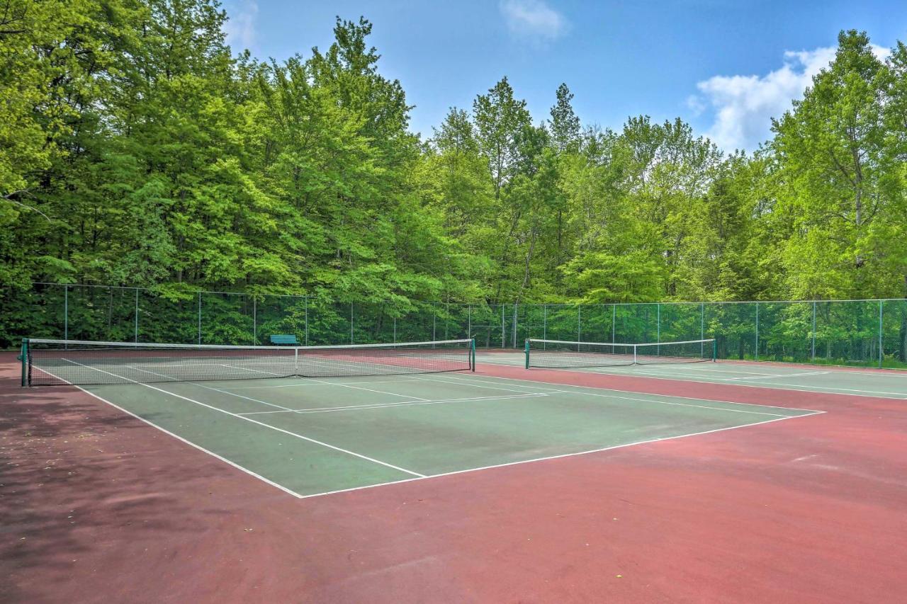 Tree-lined Pocono Retreat Walk To Beaches! Pocono Lake