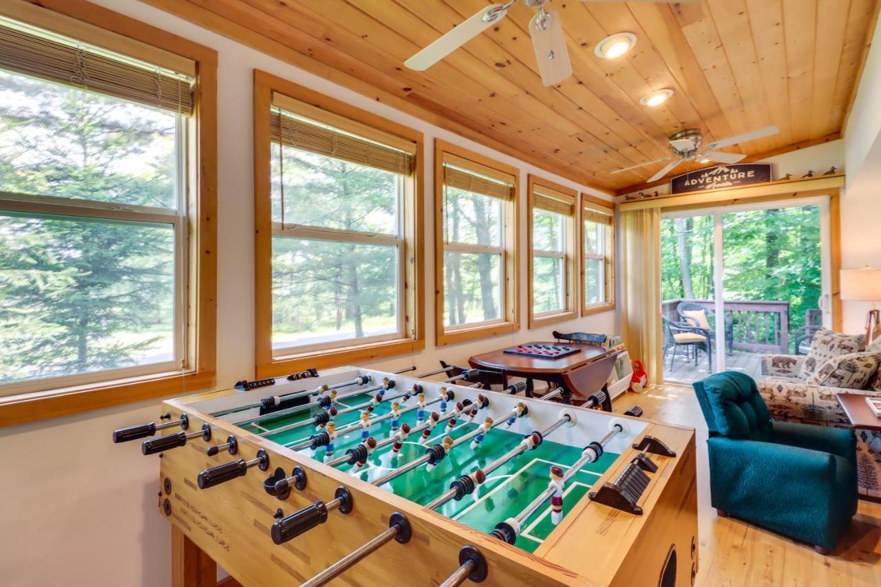 Tree-lined Pocono Retreat Walk To Beaches! Holiday home Pocono Lake
