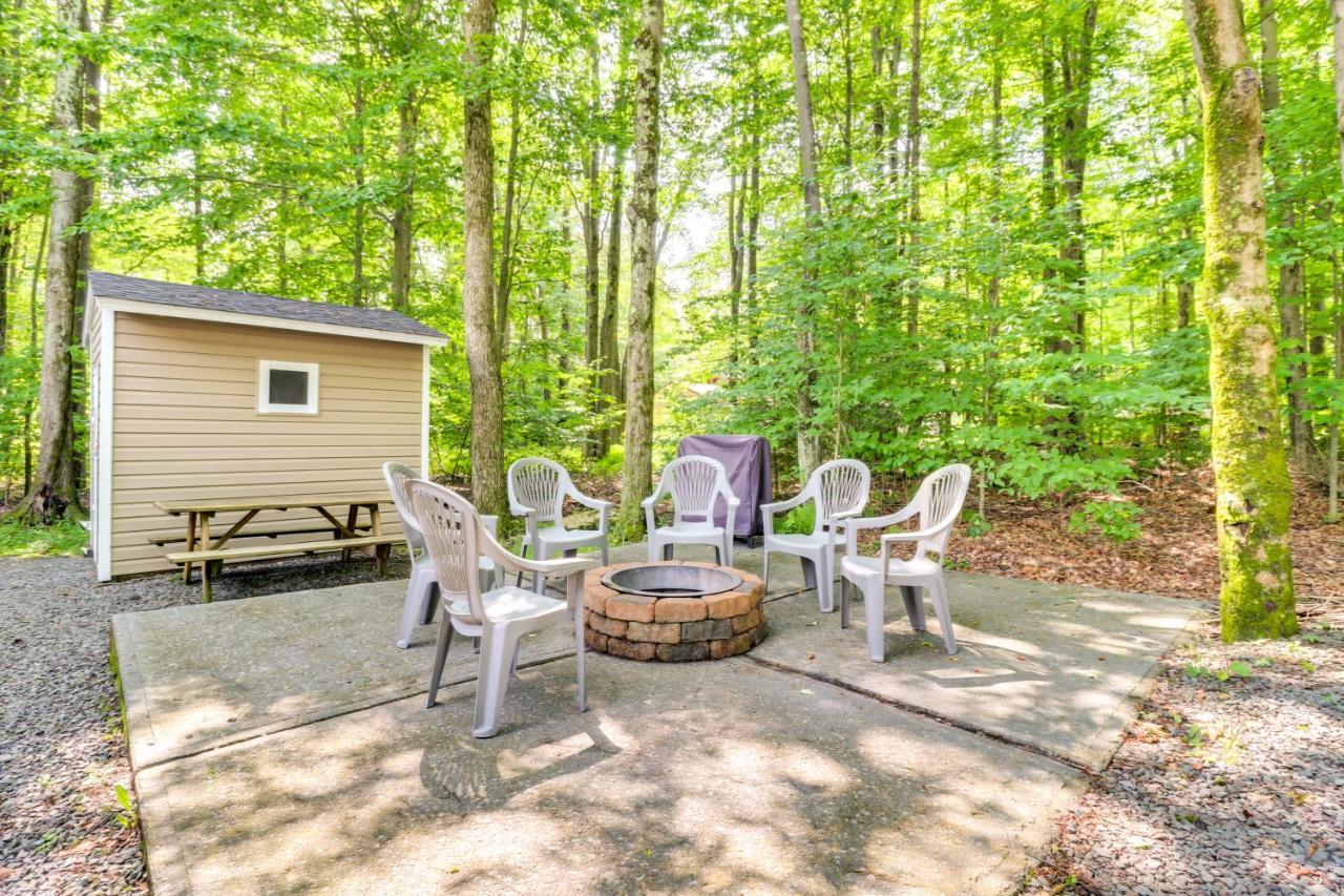 Tree-lined Pocono Retreat Walk To Beaches! Holiday home *